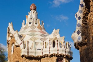 スペイン、バルセロナ。グエル公園の入り口にあるパビリオンの詳細。ユネスコ世界遺産。