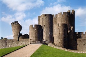 ケアフィリー城、英語の学校、橋と斜塔を示す外観（13世紀）、1277年、ウェールズ、グラモーガン 作： Unbekannt Unbekannt
