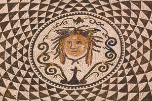 カルモナ、スペイン、セビリア県。市庁舎のメドゥーサのローマ時代のモザイク。 作： Unbekannt Unbekannt