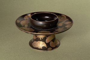 梨地の装飾が施されたカップスタンド（不規則な形をした金箔の断片が表面の下にある技法）、日本人、19世紀 作： Unbekannt Unbekannt