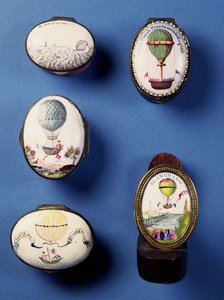 熱気球を描いた英語のエナメルパッチボックス。 18世紀後半にイギリス海峡を渡るブランチャーズの気球を描いた金色の金属の剣の釘