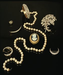 4つのビクトリア朝のダイヤモンドブローチ。彫られた楕円形のカメオ。養殖真珠 作： Unbekannt Unbekannt