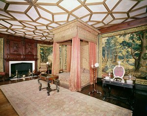 スパングルドベッドルームの赤いサテンとシルバーティッシュアップリケのハンギングと掛け布団、c.1619-20