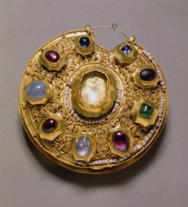 コルトメダリオン、真珠と宝石がセットされたゴールド、七宝、エナメル、フィリグリーと造粒の装飾、リャザン、12世紀