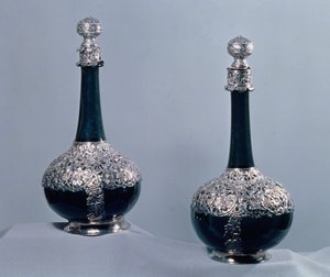 シルバーで取り付けられたワインボトルのペア、1689 作： Unbekannt Unbekannt