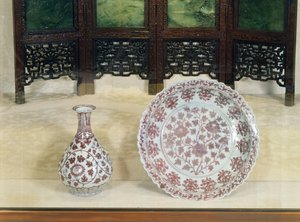 屏風菊の装飾が施された紅釉の洋梨のボトル、フンウー時代（1368〜98）