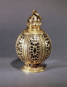 ポマンダー、追跡された巻物で装飾され、黒のエナメル、銀の金箔、おそらく英語、c.1580