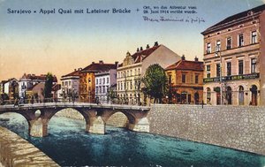 1914年6月28日、フランツフェルディナンド大公とその妻ソフィーが暗殺された場所であるサラエボ、アペルキー、レイティナーブリッジを描いた絵葉書。 1920年 作： Unbekannt Unbekannt