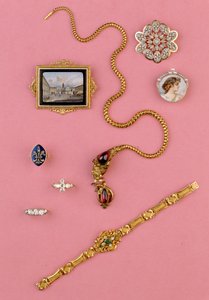 20世紀のジュエリーのセレクション：カボションガーネットサーペントネックレス。ミニチュアモザイクブローチ;エメラルドとダイヤモンドのクラスターブレスレット 作： Unbekannt Unbekannt