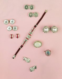 アールデコのジュエリーのセレクション。キャリバーカットルビーウォッチ;ボタン、カフリンクス、スタッド。イヤリング;マベ真珠とダイヤモンドのイヤリング 作： Unbekannt Unbekannt