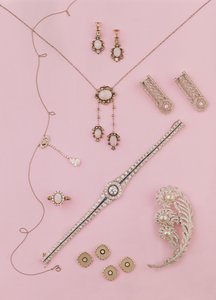 エドワード朝とアールデコのジュエリーのセレクション：オパールのイヤリングとペンダント。ダイヤモンドネグリジェペンダント。ダチョウプルームブローチ。ダイヤモンドとオニキスのカフリンクスとスタッド 作： Unbekannt Unbekannt