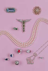 ビクトリア朝とエドワード朝のジュエリーのセレクション：アクアマリンブローチ、10ポイントスターブローチ、ダイヤモンドとプラチナペンダント、サファイア、ルビー、エメラルドリング 作： Unbekannt Unbekannt