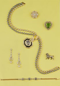 ジュエリーのセレクション：黄色と青のサファイアをあしらったアールデコ調の養殖真珠のネックレス。ダイヤモンドとパールのペンダントイヤリング。オパールとローズダイヤモンドのクラスタースターブローチ。ローズダイヤモンドプードルブローチ 作： Unbekannt Unbekannt