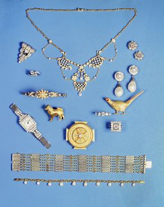 ジュエリーのセレクション：パールとゴールドのペンダント。アールデコダイヤモンドクリップブローチ。パールドロップイヤリング。ケルトスタイルのゴールドブローチ。エドワード朝のチェーンブレスレット。キジのブローチ;ハーフパールゴールドヒンジバングル