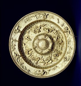 銀金の盆地、エンボス加工、追跡および刻印、フランス語、c.1560-83 作： Unbekannt Unbekannt