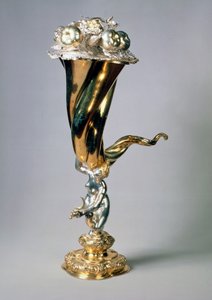 17世紀初頭、ハンブルクのDT Moyeによる配偶者装飾が施された、宝飾の形をした銀製の金色のスタンディングカップ 作： Unbekannt Unbekannt