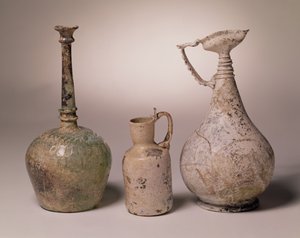吹きガラスのスプリンクラーボトル、10〜11世紀。ツールドスワンネックハンドル付き水差し、10〜12世紀。 6世紀から8世紀 作： Unbekannt Unbekannt
