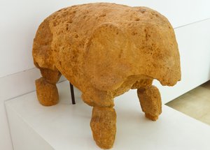 スペイン、セビリア県、カルモナの遺跡群。ローマの墓地遺跡の象の墓で見つかった象の博物館の彫刻。 作： Unbekannt Unbekannt