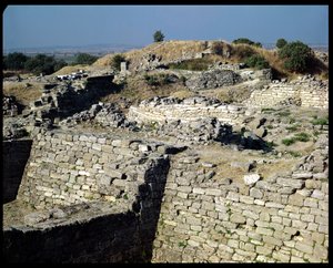 紀元前3000年〜1100年の古代都市トロイの遺跡であるヒサルリクの丘