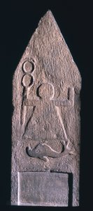 00357カルタゴの女神、タニトを描いた奉納石碑。紀元前2〜1世紀、アルジェリアのトフェットエルホルファ出身のフェニキア人、イルカとその下の碑文が描かれたカドゥケウスを持っています（石灰岩）。 作： Unbekannt