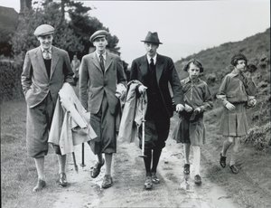 10代公爵と4人の子供たち（ビリー、アンドリュー、アン、エリザベス）、ボルトン修道院にて（1938年頃）（モノクロ写真 作： William M. Timlin