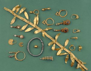 紀元3世紀から1世紀にかけての、金箔の髪飾り、東地中海の銀のブレスレット、三日月形のペンダント、金のフィブラなど、ヘレニズム、ビザンチン、ローマ時代のジュエリーのコレクション（金、銀 作： Unbekannt