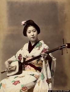 三味線を弾く芸者（カラー写真） 作： Unbekannter Künstler