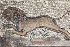 獅子 - アキレスの最初の入浴を表すパネルの隣にある狩りの場面を描いたフリーズの詳細 - パフォスのモザイク、テセウスのヴィラ、紀元後5世紀 - キプロス - 獅子 - モザイクで表現された狩りの場面の周りにあるフリーズの詳細。