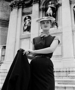 クリスチャン・ディオールのファッションを身にまとうモデル（1951年6月3日、ヴェネツィア：ラ・サルーテ広場にて
