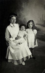 1920年代、子供たちと一緒にポーズをとる "ナース"。 作： William M. Timlin