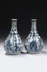 中国の青と白のペアの「クラークポルセライン」ボトル花瓶、ワンリ時代、1573-1619