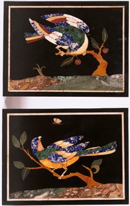 鳥を描いたフィレンツェのピエトラデュラパネルのペア 作： Unbekannt