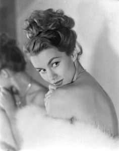 若い女性が肩越しにおどけて見ている、1948年頃。ウインク 作： Unbekannt