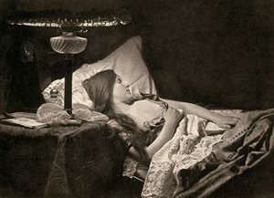 率直な刺繍が施されたシーツの上で眠る若い女性。 作： Unbekannter Künstler