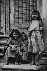 アフリカ。チュニスのモスクの外にいる托鉢の街のアラブ人たち。1920 作： Unbekannt