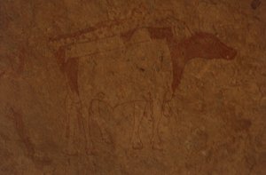 アルジェリア、サハラ砂漠、Tassili-n-Ajjer国立公園、セファール遺跡、雄牛を描いた岩絵。