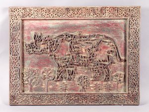 インドの彫刻と適用された装飾的な碑文パネル、カバの形に形成された碑文、 作： Unbekannt