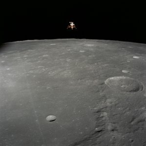 アポロ12号の月着陸船「イントレピッド」が「嵐の海」の月面に着陸する様子 作： Unbekannt