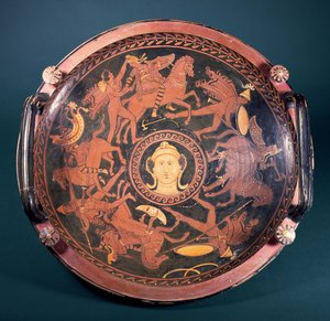 ギリシア人がアマゾン人と戦う場面を描いたアプリアの赤像パテラ ギリシア製 南イタリア製 紀元前4世紀 ボルチモアの画家の作とされる（土器 作： Unbekannt