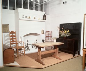 アーネスト・ギムソンとアーネスト・バーンズリーがデザインした家具や金物を展示したアーツ・アンド・クラフツのインテリア