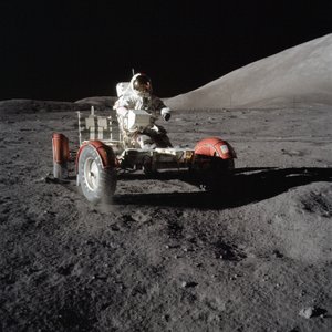 ユージン・サーナン宇宙飛行士、初の船外活動で月面移動車を運転 作： Unbekannt