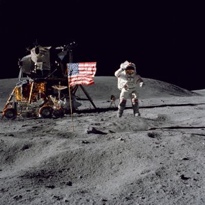 アポロ16号のミッションでアメリカ国旗に敬礼するジョン・W・ヤング宇宙飛行士 作： Unbekannt