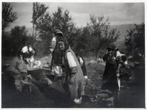 バルカン半島。火にかけた鍋の前にいる女性たち - ポストカード 1914-1918 作： William M. Timlin