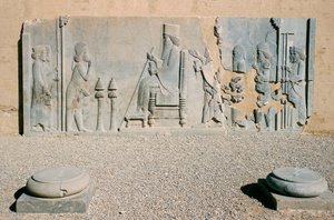 ダリウス大帝のノウルーズ謁見のバスレリーフ、ペルセポリスの宝物庫（ユネスコ世界文化遺産 作： Benjamin Baud