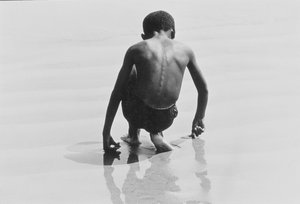 コニー・アイランドで砂遊びをする少年、無題30、1953-64年頃（モノクロ写真） 作： Unbekannter Künstler