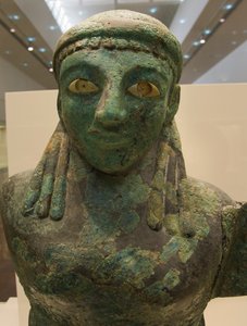 青銅製女性有翼像（紀元前590年～紀元前580年）オリンピア博物館、オリンピア（???????）、ペロポネソス半島、ギリシャ（写真 作： Unknown