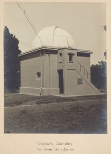 天体望遠鏡の建物とドーム 作： Unbekannt