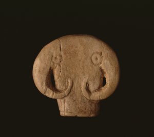 ブルの頭のお守り、エジプト先王朝時代、ナカダIIa、紀元前3500年頃（カバの象牙） 作： Unbekannt