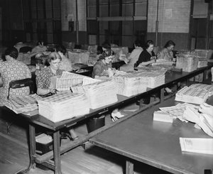 Bureau Of Engraving Workers (モノクロ写真) 作： Unbekannt