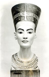 王妃ネフェルティティの胸像、正面図、ベルリンのSMPK、Aegyptisches Museumにある胸像のコピー（ライムストーンにペイントされている）（モノクロ写真）（114018-20も参照 作： Unbekannt